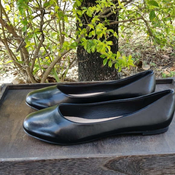 Pierre Dumas Classic Black Round Toe Ballet Flats - Picture 5 of 5